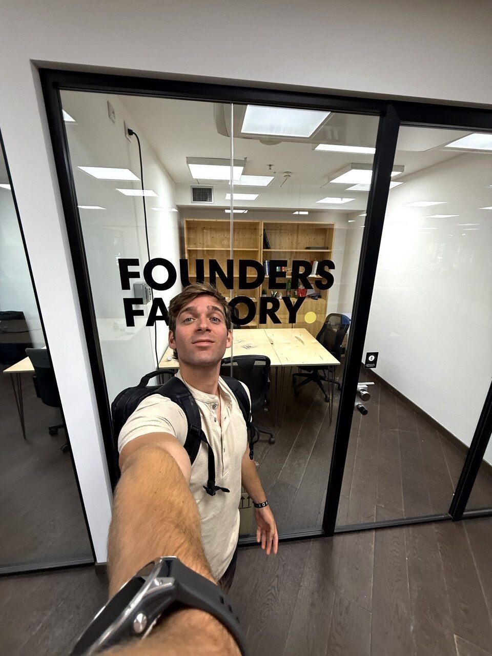 Selfie davanti agli uffici di Founders Factory